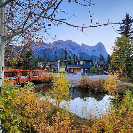 Luxurious Rundle Cliffs Lodge In Spring Creek Канмор Екстериор снимка