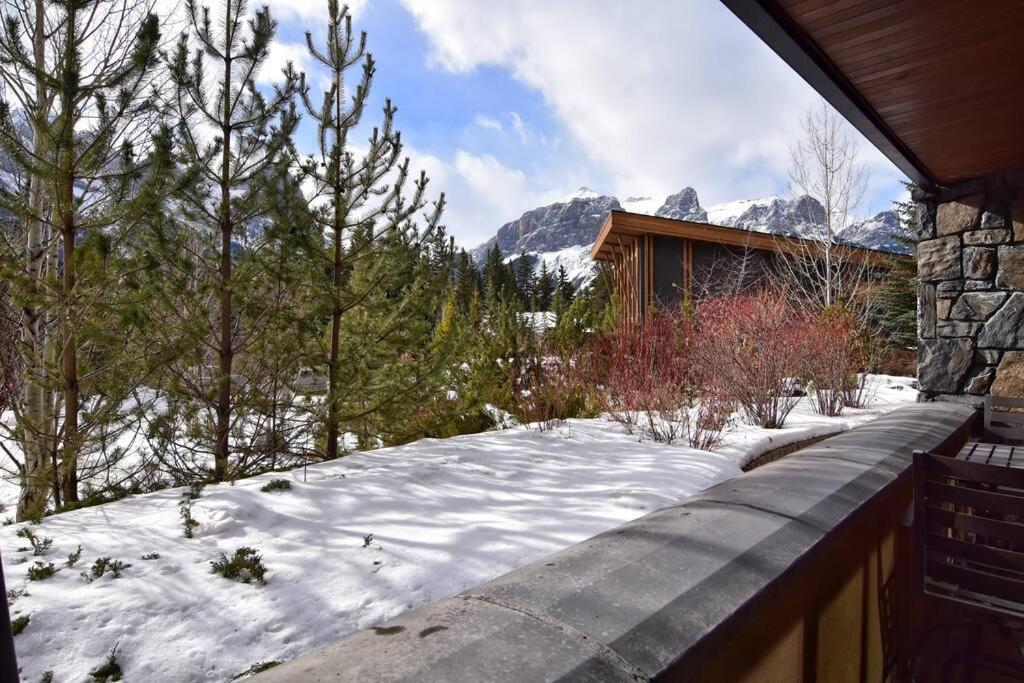 Luxurious Rundle Cliffs Lodge In Spring Creek Канмор Екстериор снимка