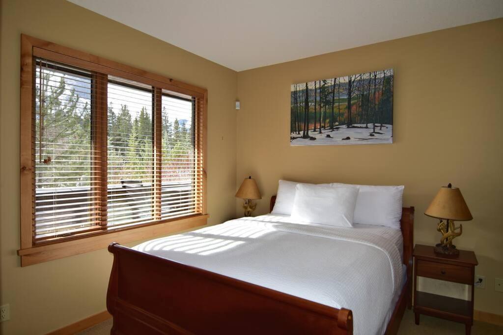 Luxurious Rundle Cliffs Lodge In Spring Creek Канмор Екстериор снимка