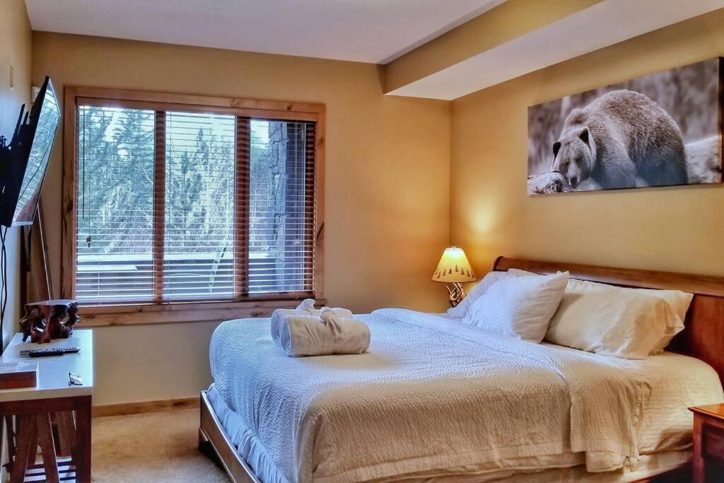 Luxurious Rundle Cliffs Lodge In Spring Creek Канмор Екстериор снимка