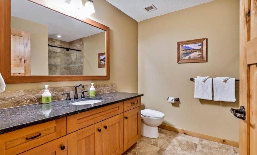 Luxurious Rundle Cliffs Lodge In Spring Creek Канмор Екстериор снимка