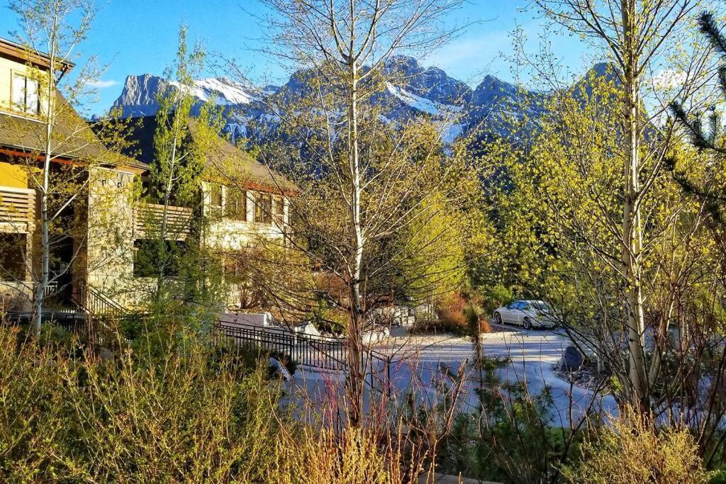 Luxurious Rundle Cliffs Lodge In Spring Creek Канмор Екстериор снимка
