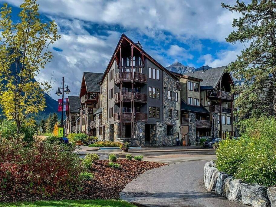 Luxurious Rundle Cliffs Lodge In Spring Creek Канмор Екстериор снимка