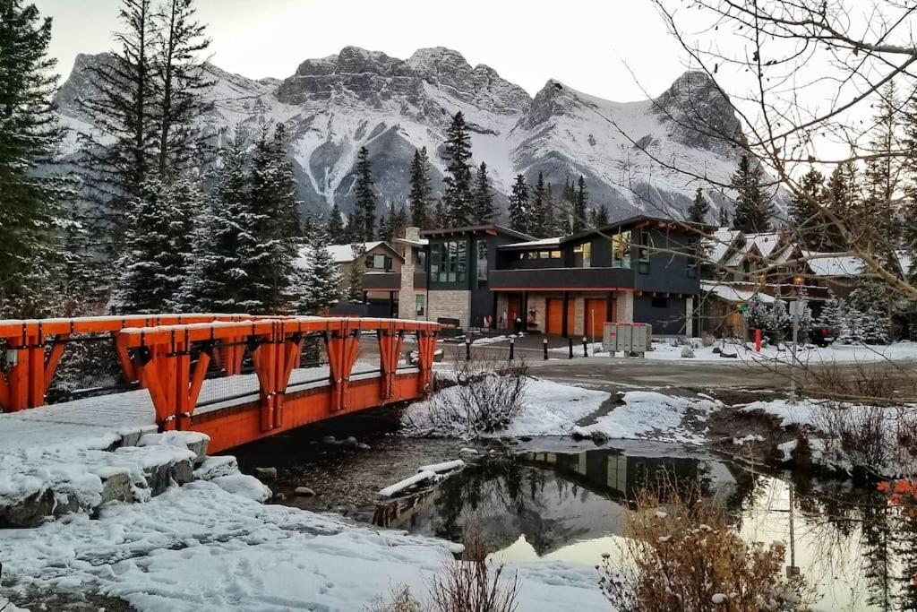 Luxurious Rundle Cliffs Lodge In Spring Creek Канмор Екстериор снимка