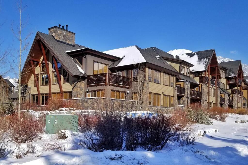 Luxurious Rundle Cliffs Lodge In Spring Creek Канмор Екстериор снимка