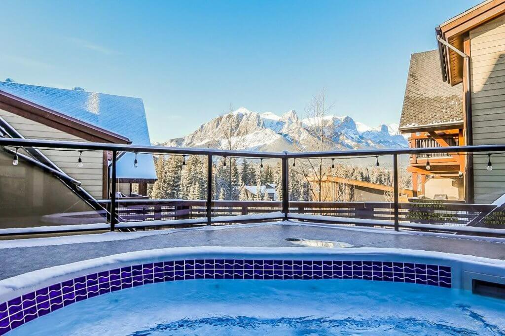 Luxurious Rundle Cliffs Lodge In Spring Creek Канмор Екстериор снимка
