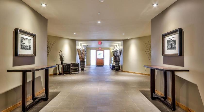 Luxurious Rundle Cliffs Lodge In Spring Creek Канмор Екстериор снимка