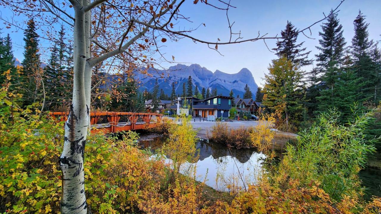 Luxurious Rundle Cliffs Lodge In Spring Creek Канмор Екстериор снимка