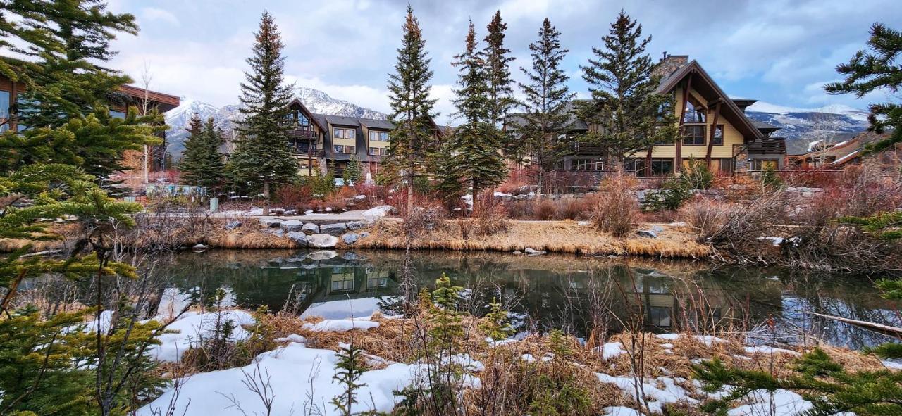 Luxurious Rundle Cliffs Lodge In Spring Creek Канмор Екстериор снимка